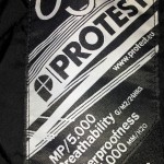 jackendaten Luftdurchlässigkeit und Wassersäule einer Jacke