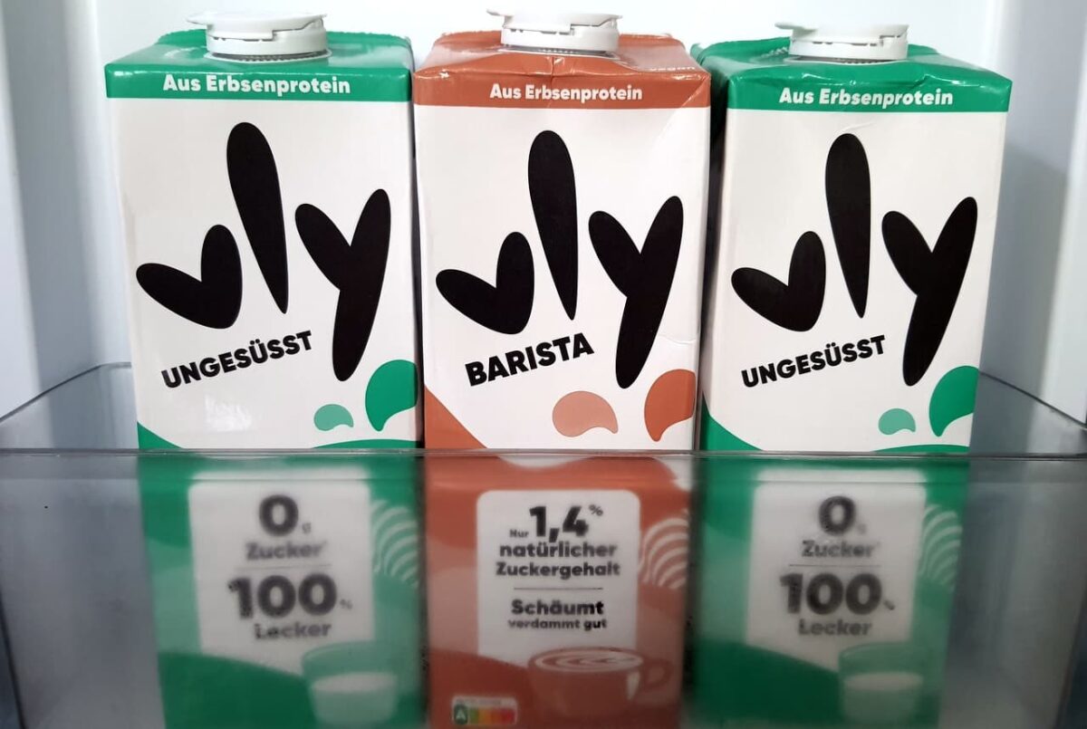zwei vly Milchalternativern stehen im Kühlschrank