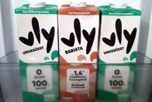 zwei vly Milchalternativern stehen im Kühlschrank